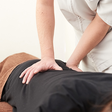 手技による施術　イメージ　にこにこ整体カイロセンター